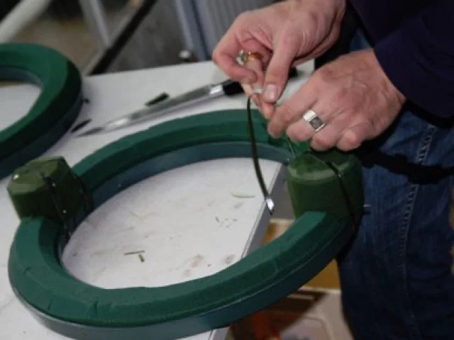 Koszorúalap felépítése floral foam gyűrűn, kézi munkával